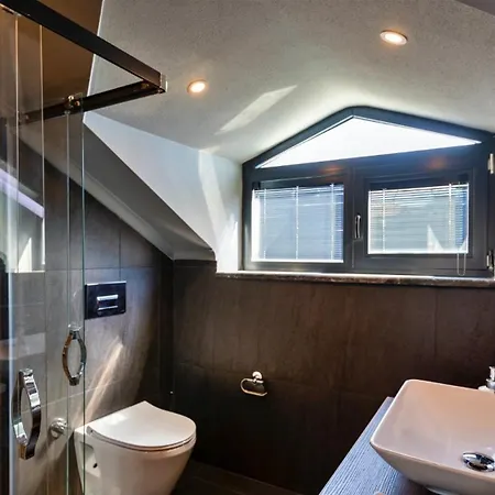 Luxury Close To Shops And Restaurants -large Garden Pool Table And Table Tennis