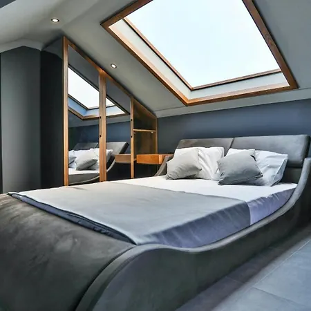 Luxury Close To Shops And Restaurants -large Garden Pool Table And Table Tennis *