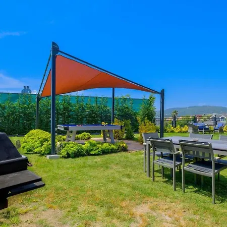 Luxury Close To Shops And Restaurants -large Garden Pool Table And Table Tennis *