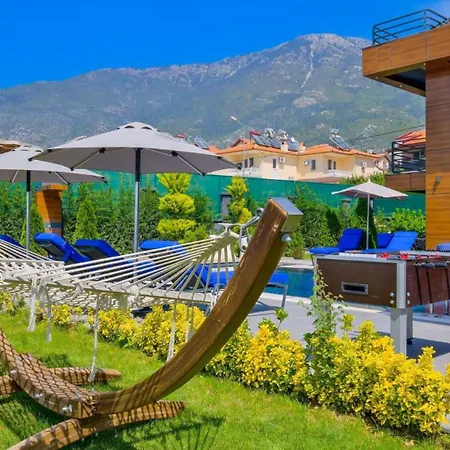 Luxury Close To Shops And Restaurants -large Garden Pool Table And Table Tennis *