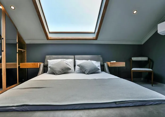 Villa Luxury Close To Shops And Restaurants -large Garden Pool Table And Table Tennis *