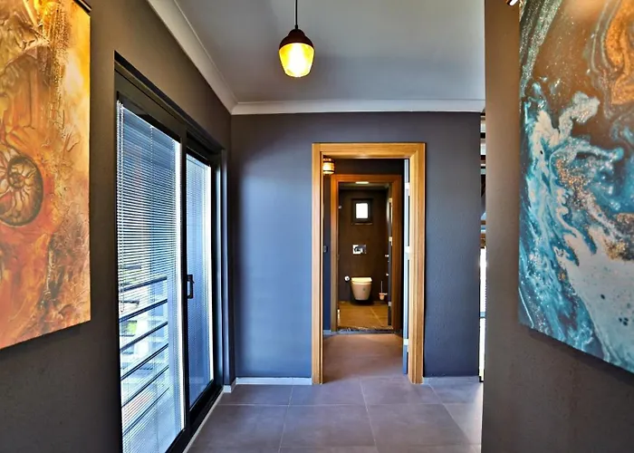 Luxury Close To Shops And Restaurants -large Garden Pool Table And Table Tennis Villa *