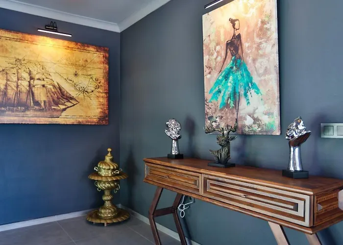 Luxury Close To Shops And Restaurants -large Garden Pool Table And Table Tennis *