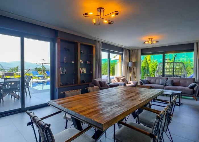 Villa Luxury Close To Shops And Restaurants -large Garden Pool Table And Table Tennis