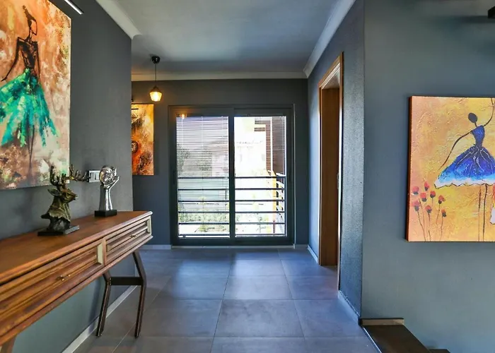 Vilă Luxury Close To Shops And Restaurants -large Garden Pool Table And Table Tennis *