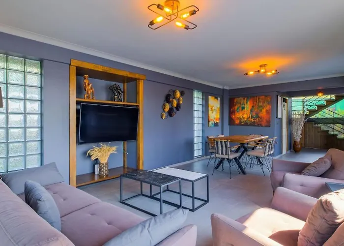 Luxury Close To Shops And Restaurants -large Garden Pool Table And Table Tennis Vilă *