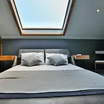 Villa Luxury Close To Shops And Restaurants -large Garden Pool Table And Table Tennis *