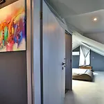 Villa Luxury Close To Shops And Restaurants -large Garden Pool Table And Table Tennis