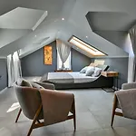 Luxury Close To Shops And Restaurants -large Garden Pool Table And Table Tennis Villa *