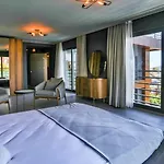 Villa Luxury Close To Shops And Restaurants -large Garden Pool Table And Table Tennis