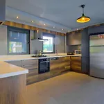 Luxury Close To Shops And Restaurants -large Garden Pool Table And Table Tennis *
