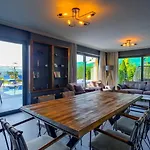 Villa Luxury Close To Shops And Restaurants -large Garden Pool Table And Table Tennis