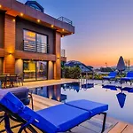 Luxury Close To Shops And Restaurants -large Garden Pool Table And Table Tennis Villa *