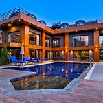 Luxury Close To Shops And Restaurants -large Garden Pool Table And Table Tennis Fethiye