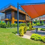 Villa Luxury Close To Shops And Restaurants -large Garden Pool Table And Table Tennis *