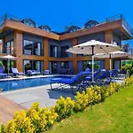 Luxury Close To Shops And Restaurants -large Garden Pool Table And Table Tennis Villa *