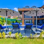 Luxury Close To Shops And Restaurants -large Garden Pool Table And Table Tennis
