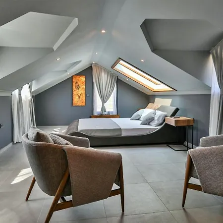 Luxury Close To Shops And Restaurants -large Garden Pool Table And Table Tennis Villa *