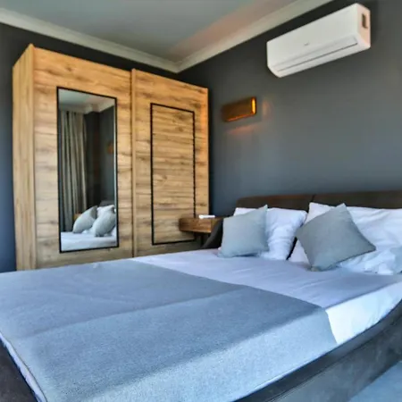 Luxury Close To Shops And Restaurants -large Garden Pool Table And Table Tennis