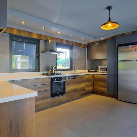 Luxury Close To Shops And Restaurants -large Garden Pool Table And Table Tennis *