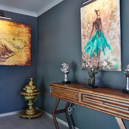 Luxury Close To Shops And Restaurants -large Garden Pool Table And Table Tennis *