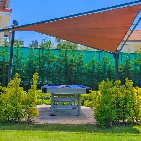 Luxury Close To Shops And Restaurants -large Garden Pool Table And Table Tennis 빌라