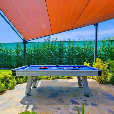 Luxury Close To Shops And Restaurants -large Garden Pool Table And Table Tennis 빌라 *