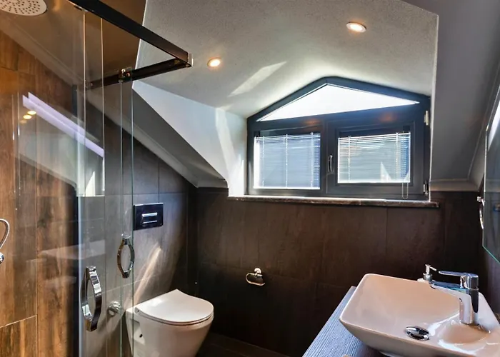 Luxury Close To Shops And Restaurants -large Garden Pool Table And Table Tennis