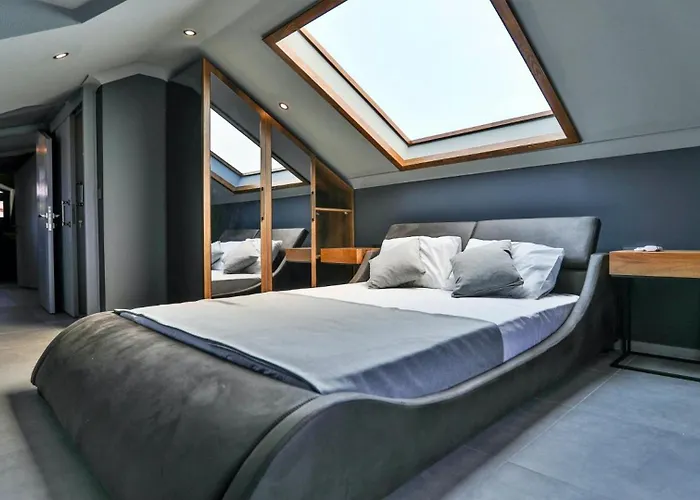 Luxury Close To Shops And Restaurants -large Garden Pool Table And Table Tennis *