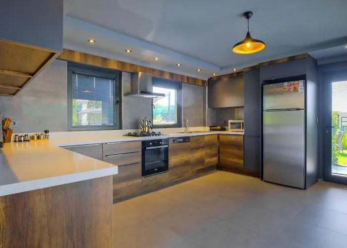 Luxury Close To Shops And Restaurants -large Garden Pool Table And Table Tennis *