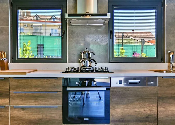 Βίλα Luxury Close To Shops And Restaurants -large Garden Pool Table And Table Tennis *