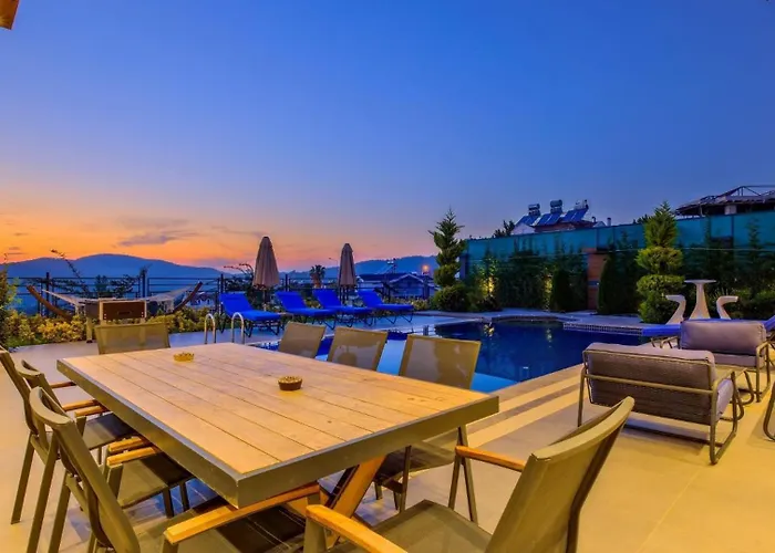 Villa Luxury Close To Shops And Restaurants -large Garden Pool Table And Table Tennis