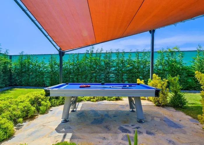Luxury Close To Shops And Restaurants -large Garden Pool Table And Table Tennis Villa *