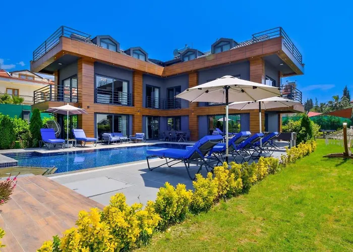 Luxury Close To Shops And Restaurants -large Garden Pool Table And Table Tennis Villa *