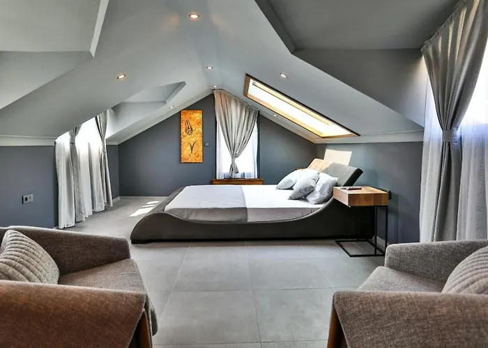 Villa Luxury Close To Shops And Restaurants -large Garden Pool Table And Table Tennis