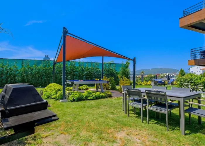 Luxury Close To Shops And Restaurants -large Garden Pool Table And Table Tennis *